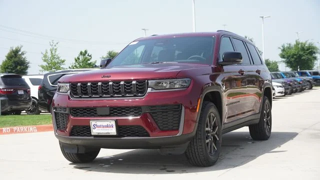 New 2026 Velvet Red Pearl-Coat Exterior Paint Jeep Altitude image 3