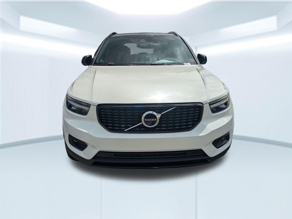 Used 2022 Crystal White Volvo R-Design image 4