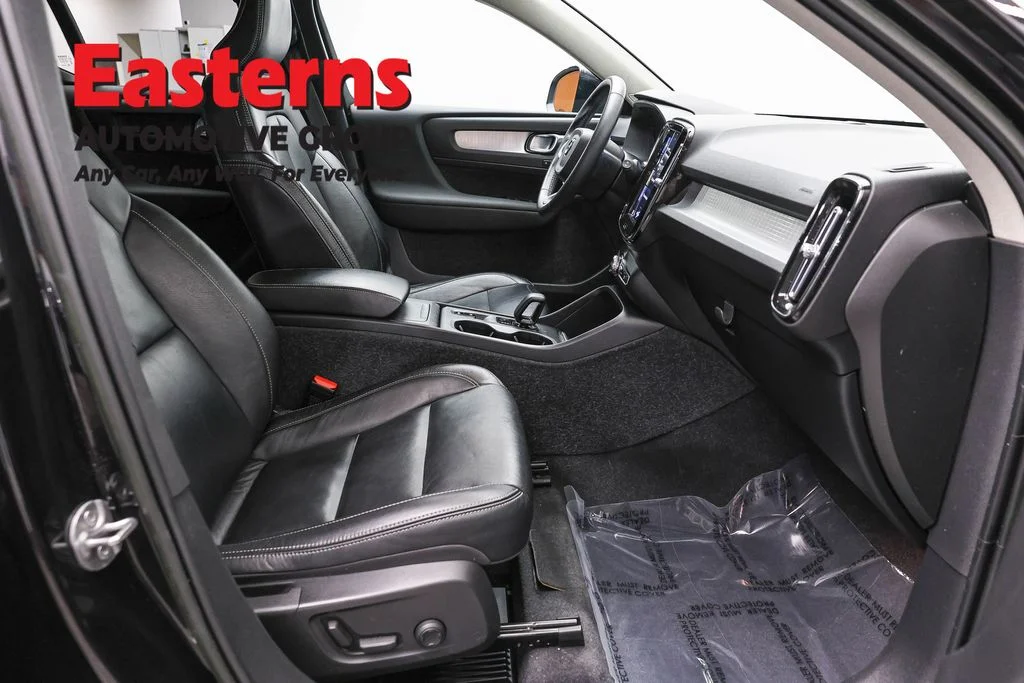 Used 2022 Black Volvo Momentum image 24
