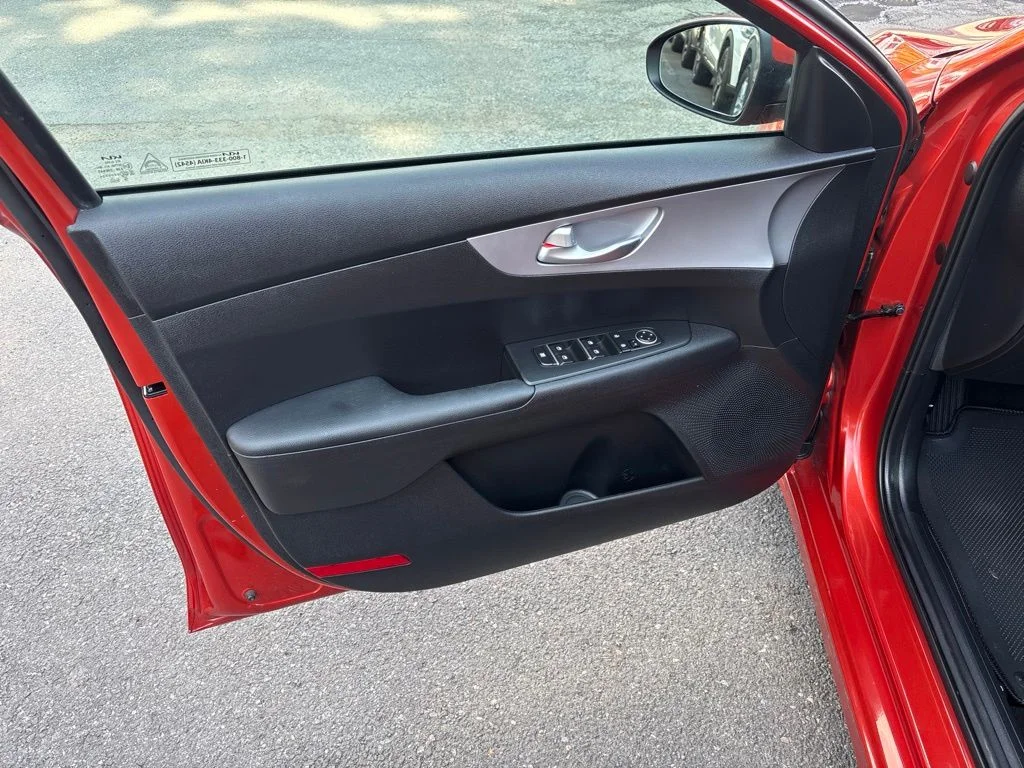 Used 2023 Red Kia LXS image 9
