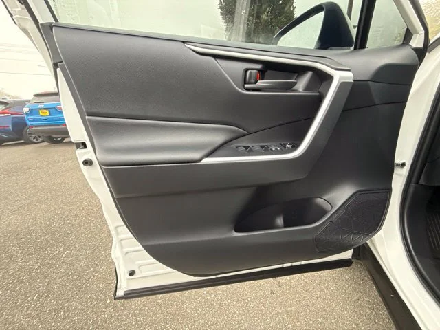 Used 2025 Ice Toyota LE image 9