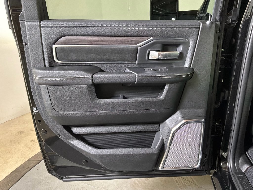 New 2027 Diamond Black Crystal Pearl-Coat Exterior Paint RAM Laramie image 15