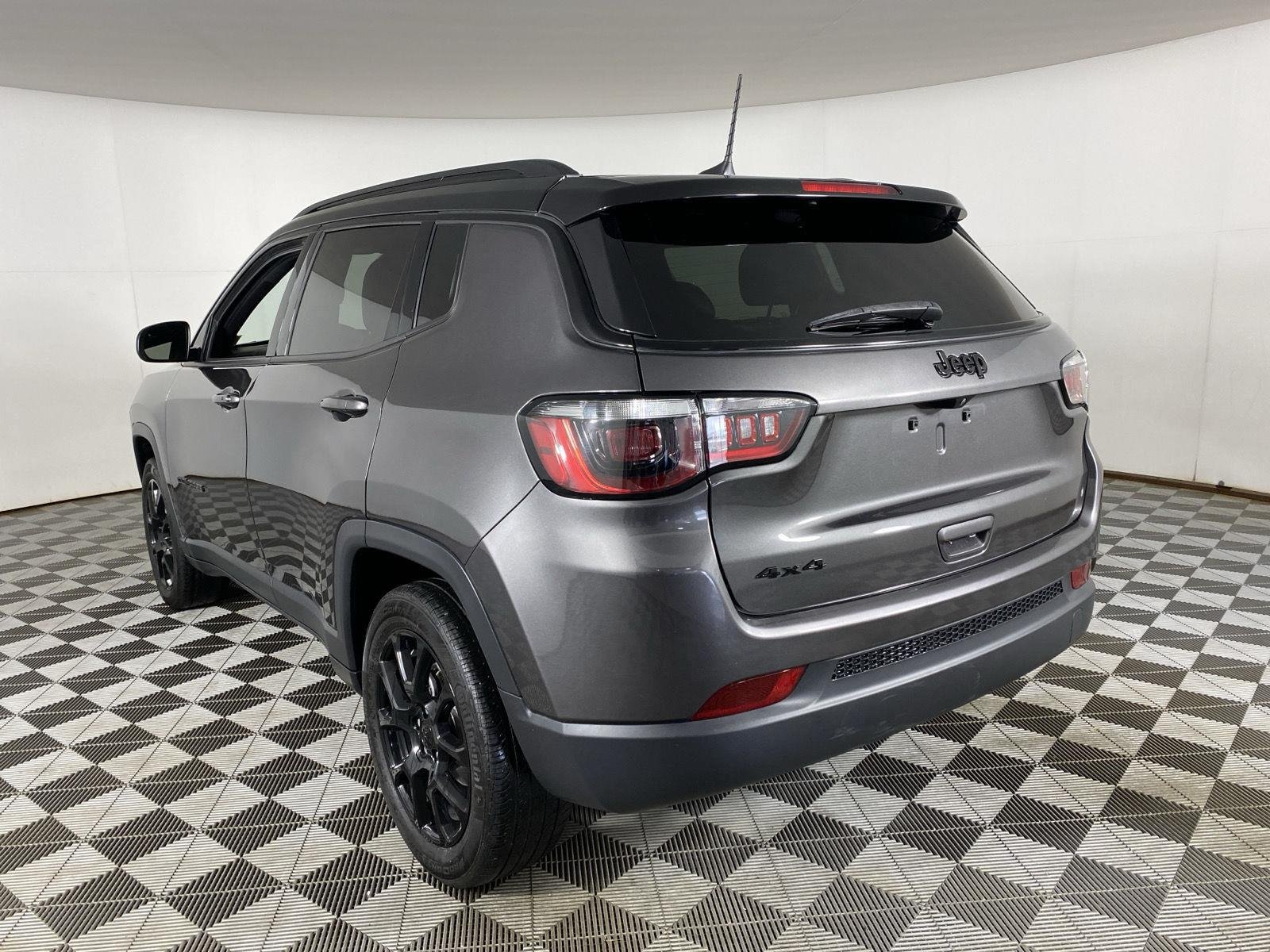Used 2023 Granite Crystal Metallic Clearcoat Jeep Altitude image 8
