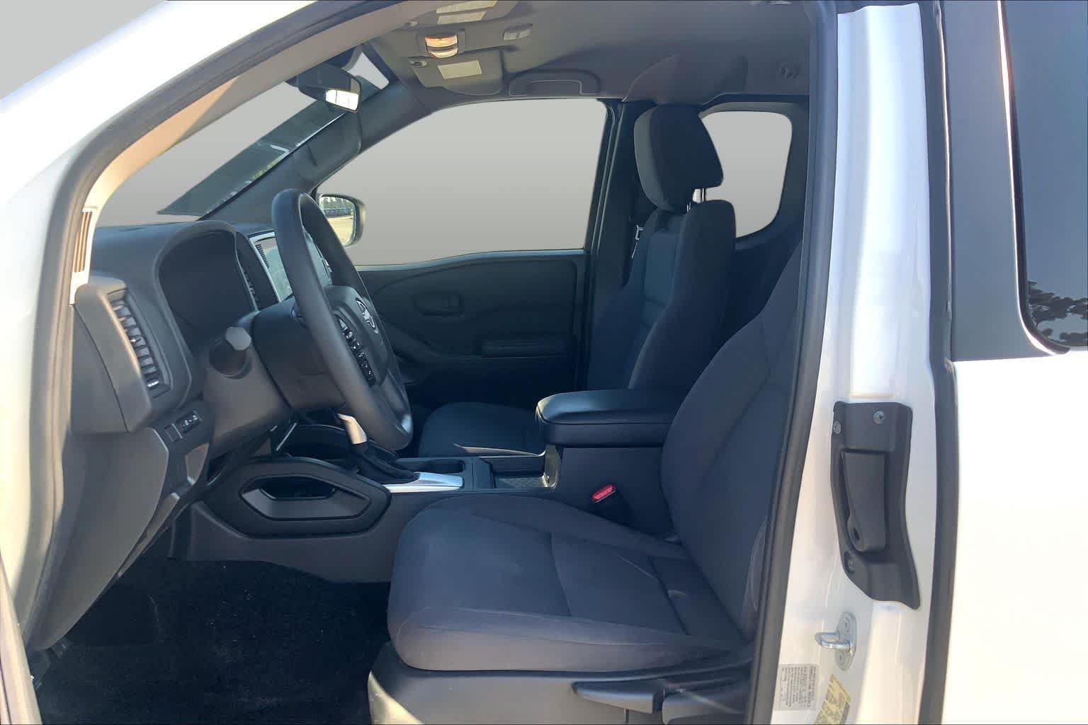 Used 2022 Glacier White Nissan S image 6
