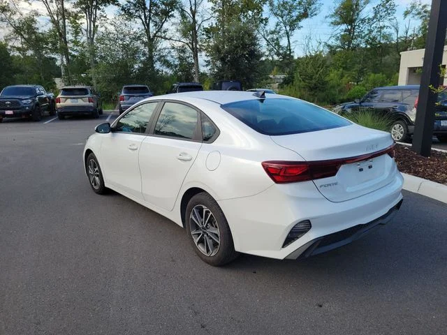 Used 2024 White Kia LXS image 3
