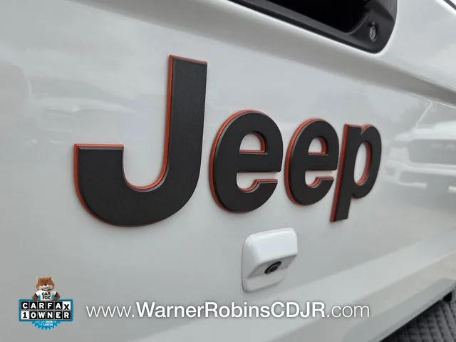 Used 2025 White Jeep Mojave image 13