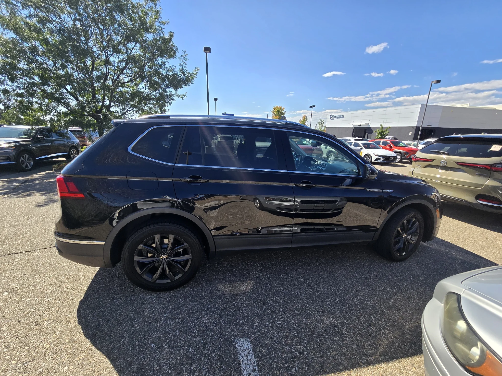 Used 2024 Deep Black Pearl Volkswagen SE image 18