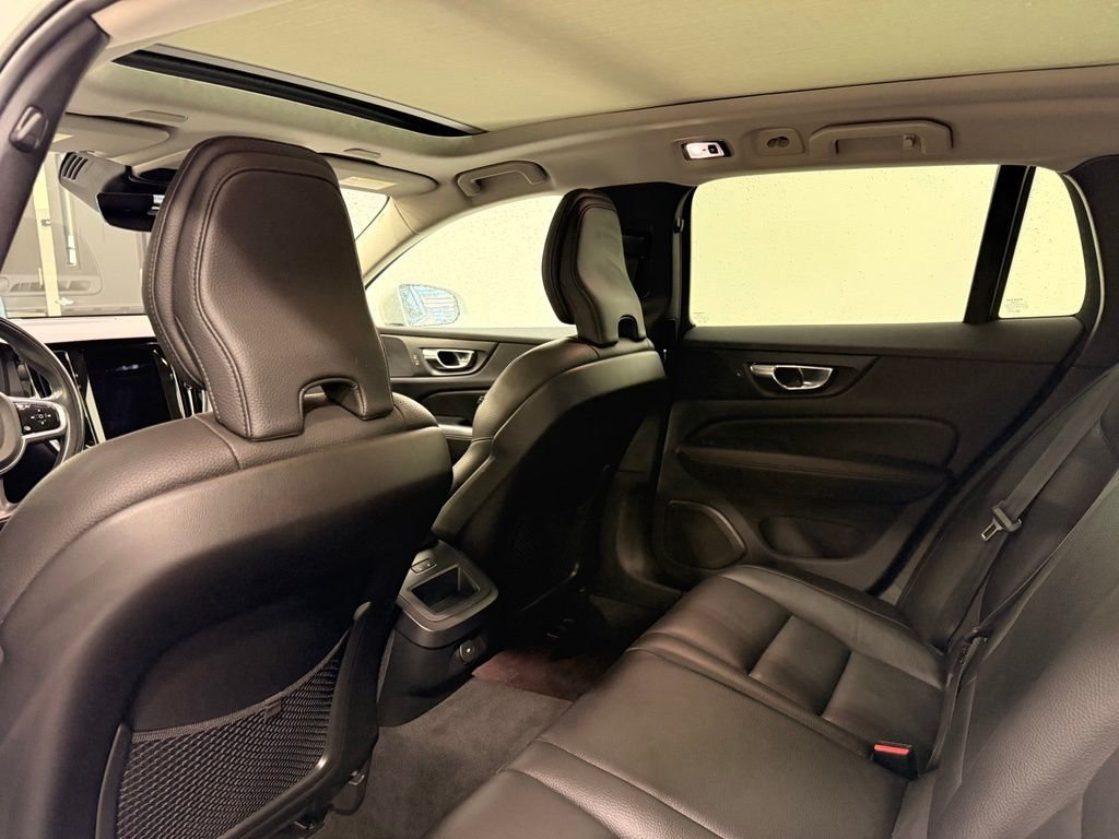 Used 2022 White Volvo  image 20