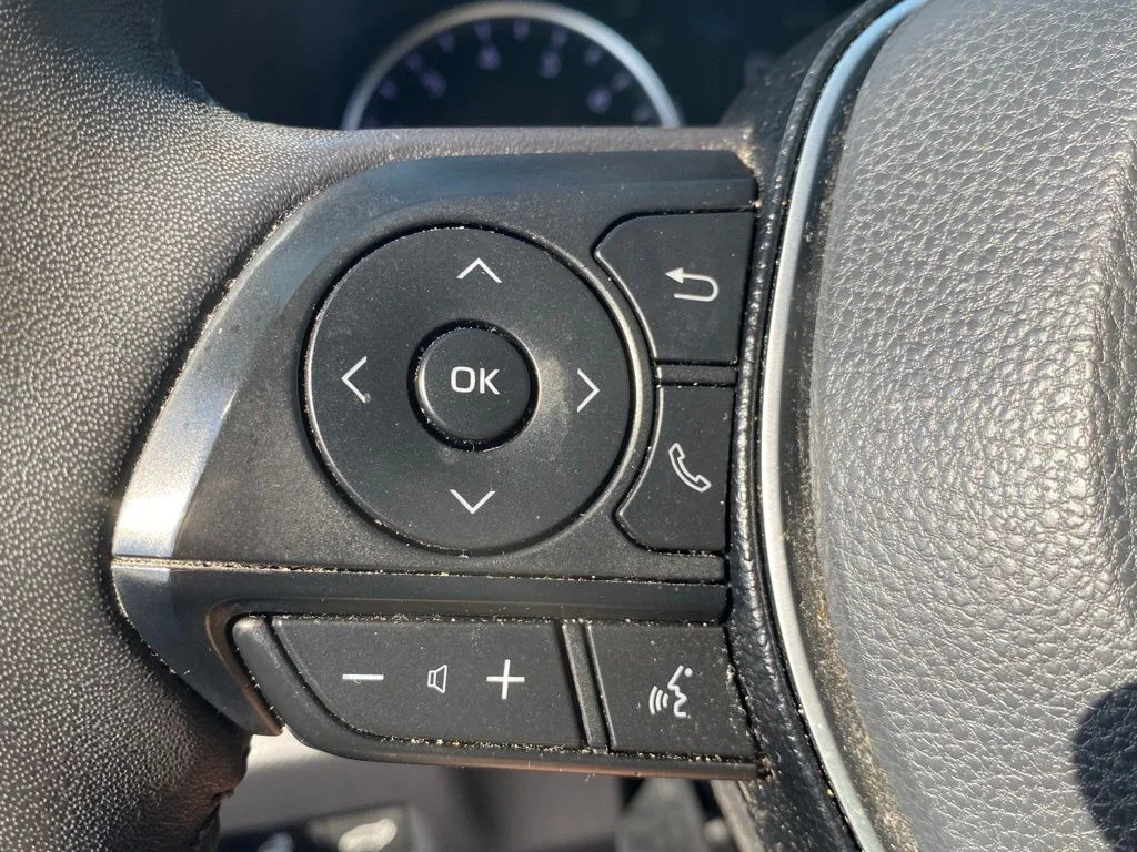 Used 2020 Silver Toyota XLE Premium image 28