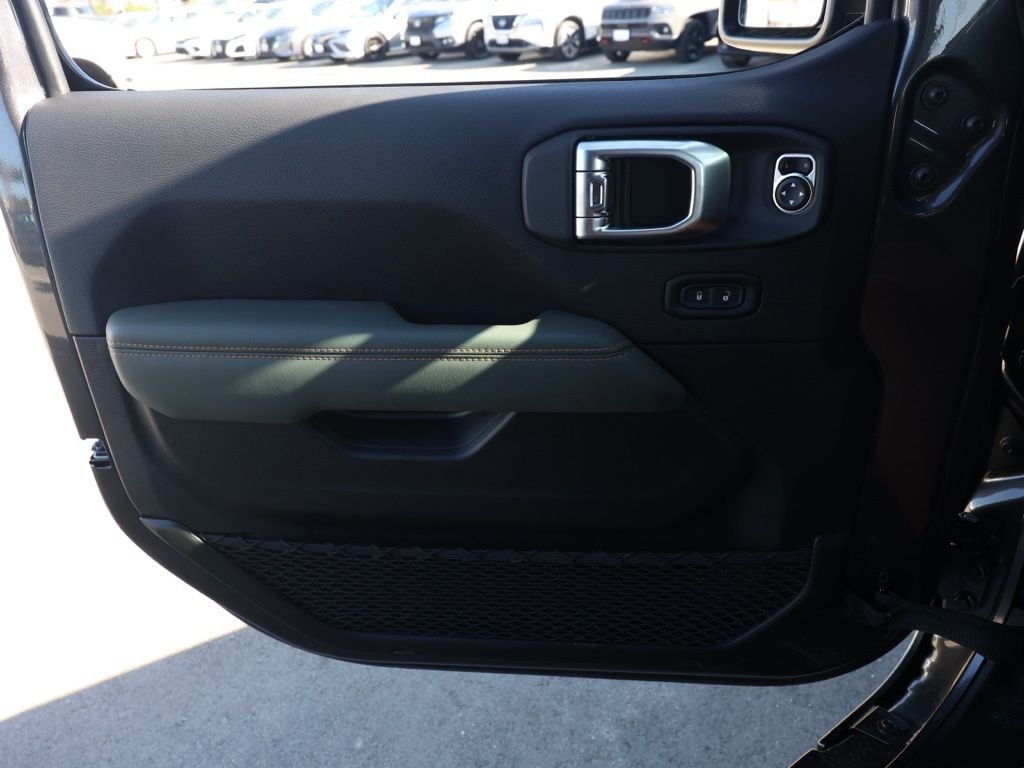 New 2026 Granite Crystal Metallic Clear-Coat Exterior Paint Jeep Mojave image 21