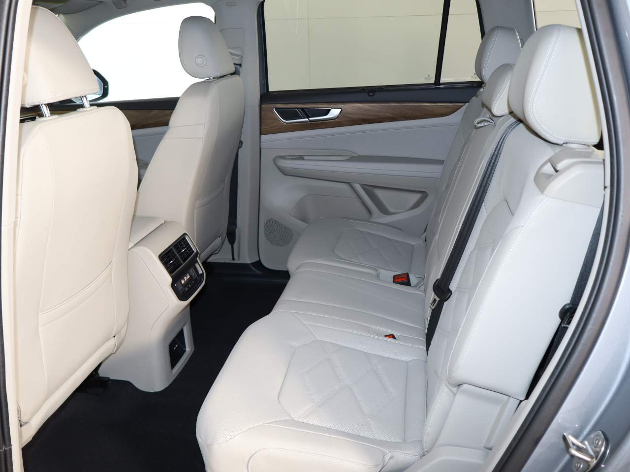 New 2026 SILVER MIST METALLIC Volkswagen SE 4Motion Technology image 12