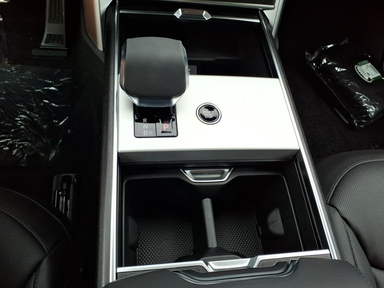 New 2026 Fuji White LAND ROVER SE image 17