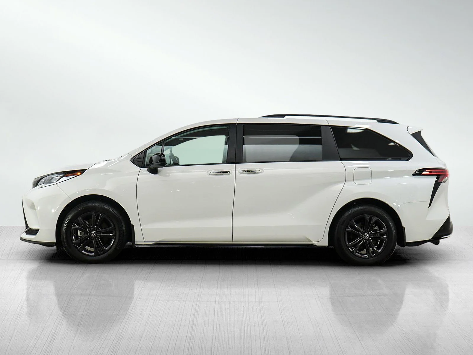 Used 2025 Toyota Sienna LE with VIN 5TDGSKFC2SS163092 for sale in Wayzata, Minnesota
