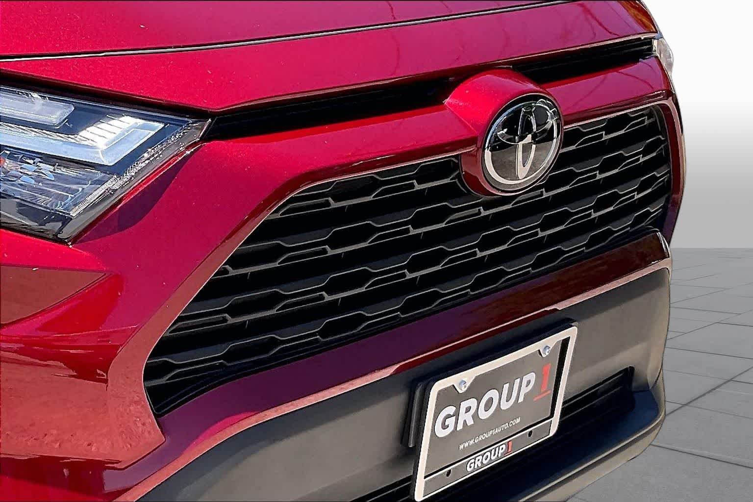 Used 2025 Ruby Flare Pearl Toyota XLE image 29