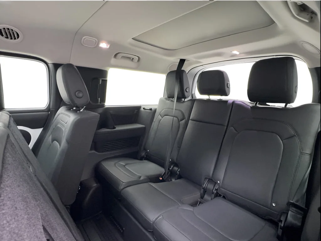 Used 2023 White Land Rover SE image 27