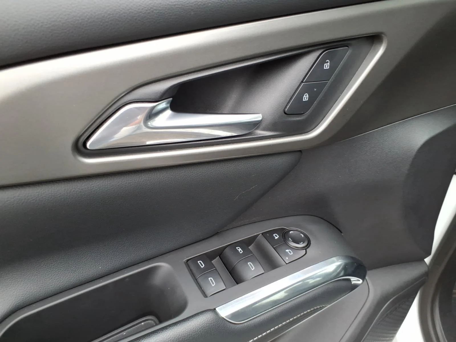 Used 2025 Summit White Chevrolet AWD LT image 11