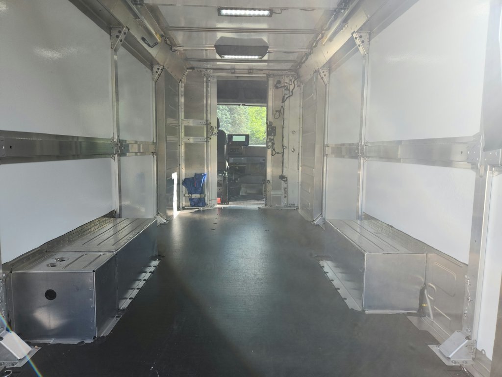 Used 2025 White Chevrolet 600 image 27
