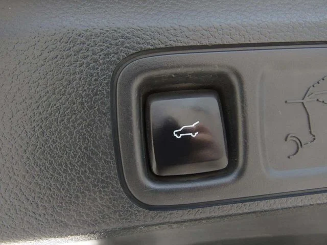 Used 2022 White Metallic Ford XLT image 14