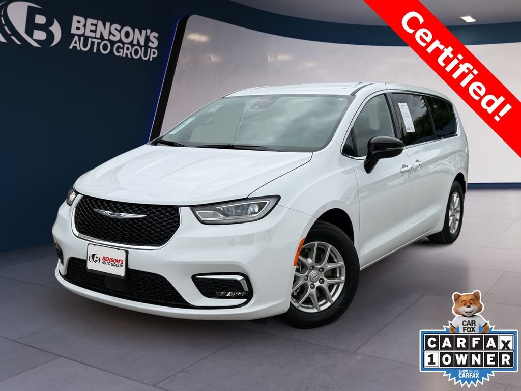 2026 Chrysler Pacifica Select's photo