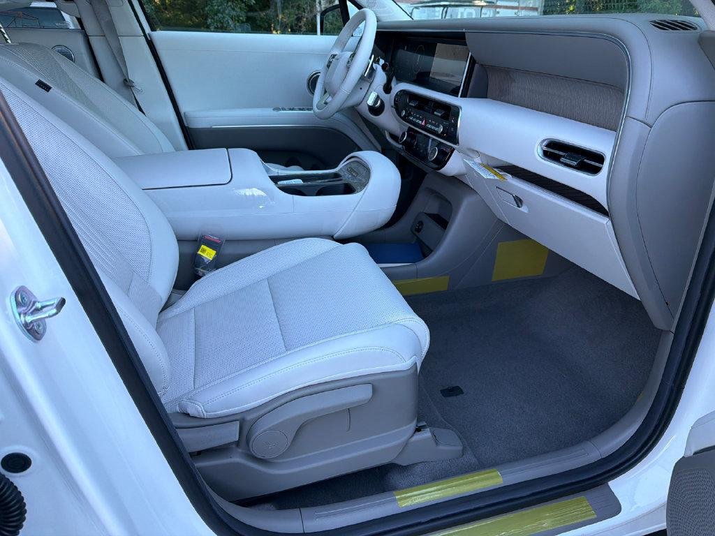 New 2027 White Hyundai SEL FWD image 13