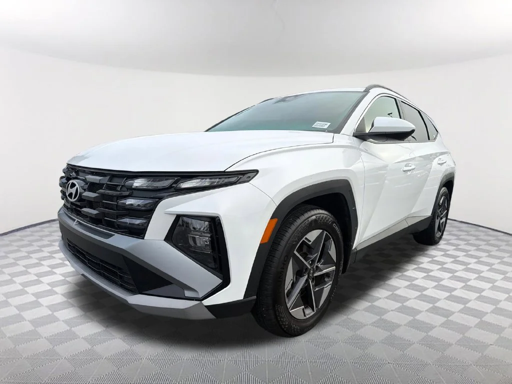 Used 2025 White Hyundai SEL image 1