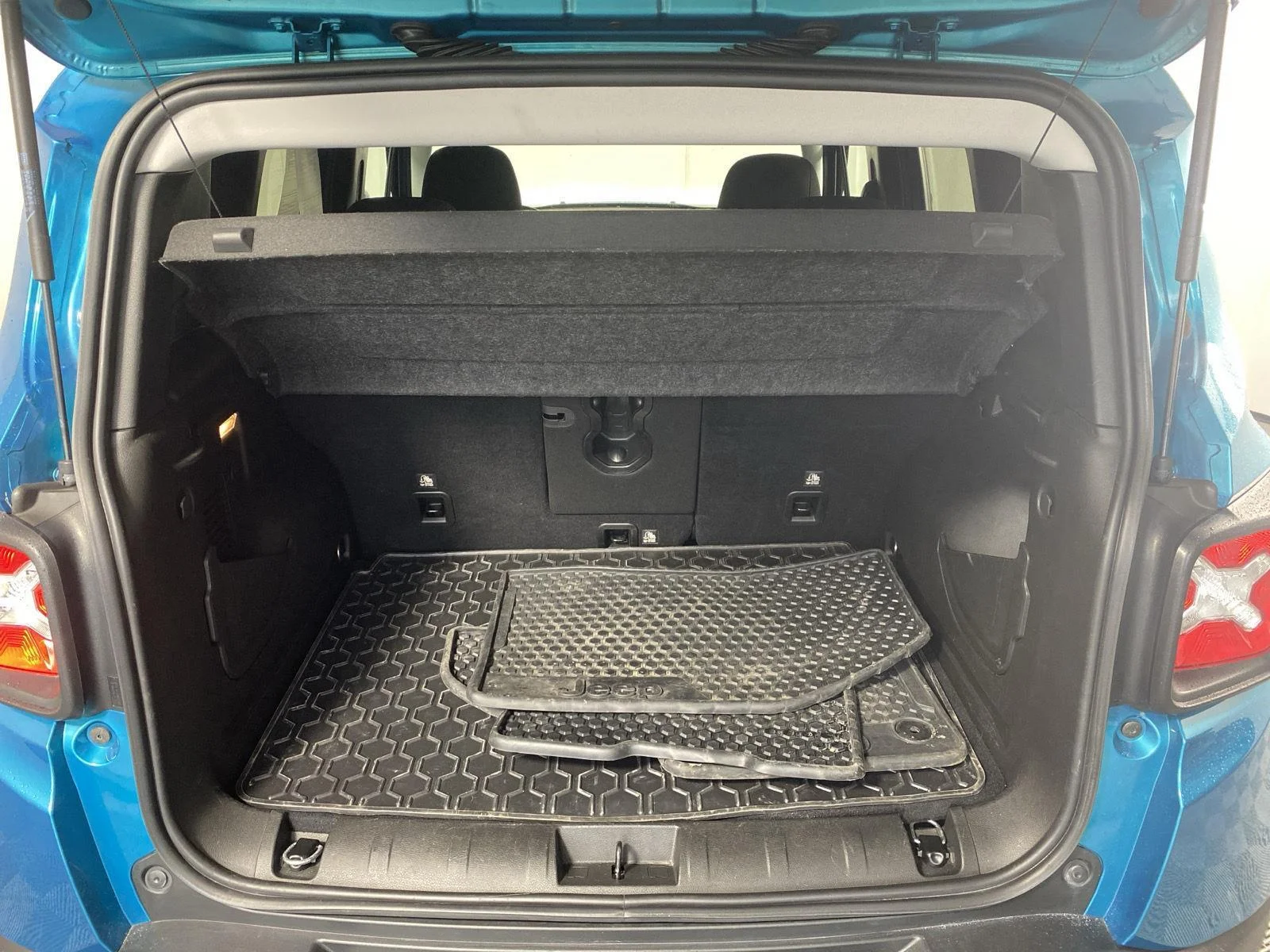Used 2021 Bikini Metallic Clearcoat Jeep Latitude image 14