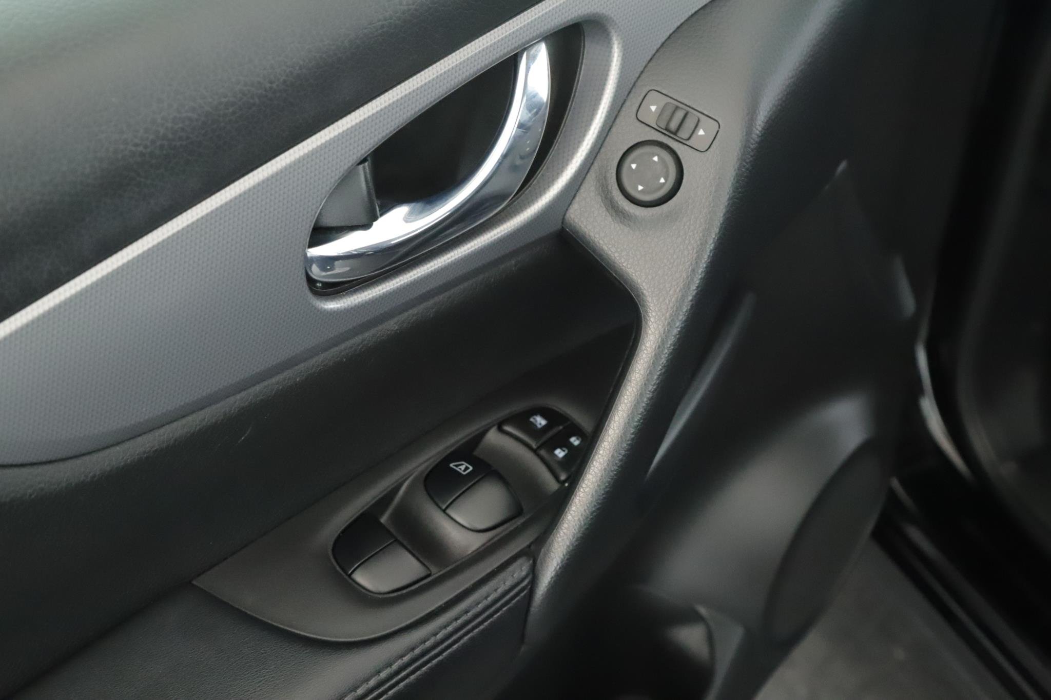 Used 2020 Magnetic Black Pearl Nissan AWD SL image 6