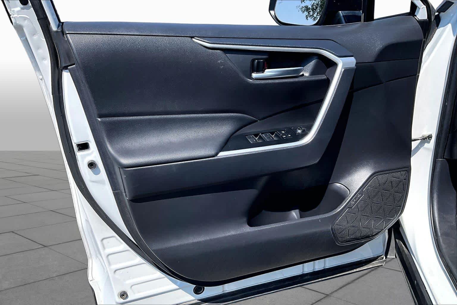 Used 2025 Ice Cap Toyota XLE image 19