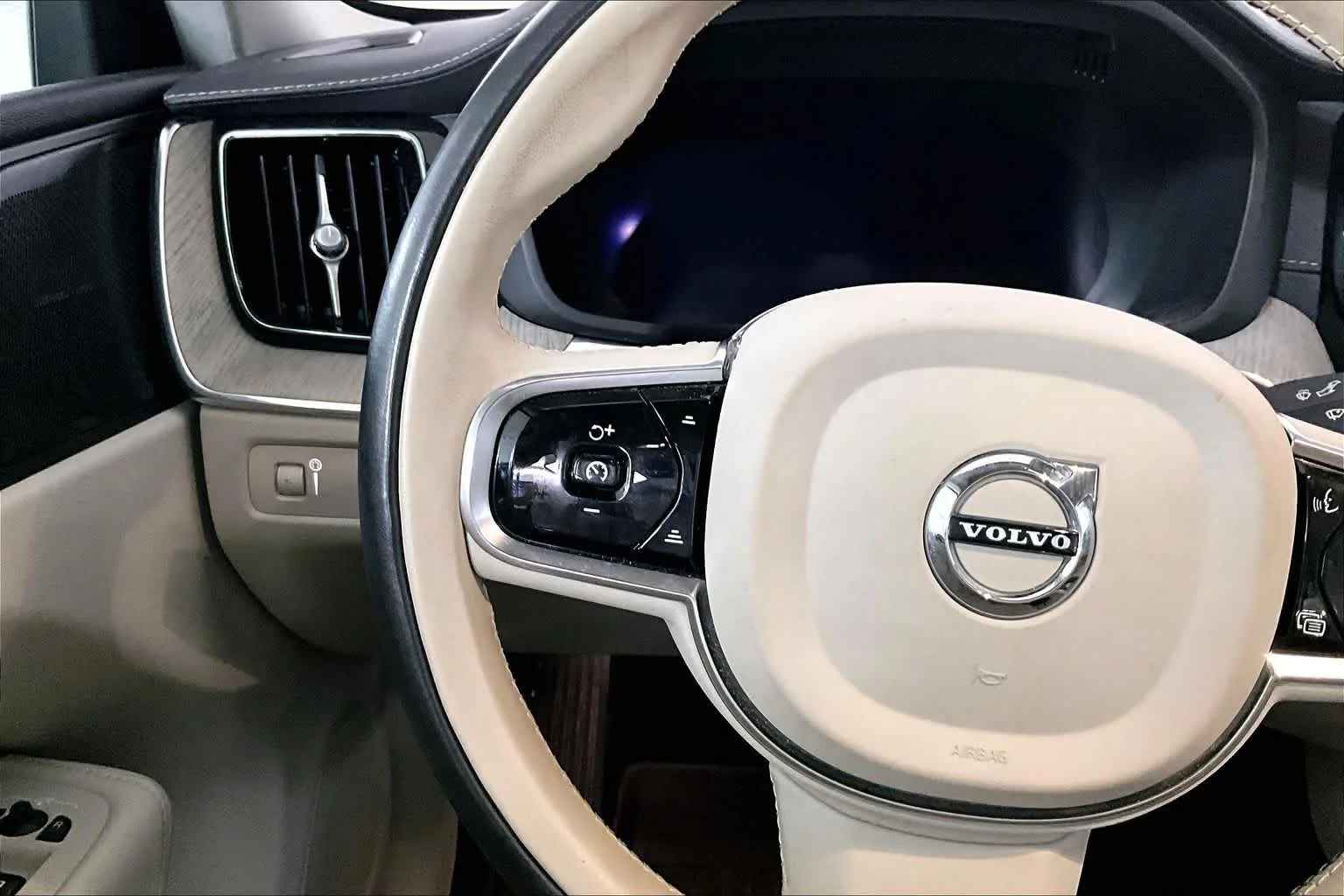 Used 2022 Crystal White Metallic Volvo Inscription image 24