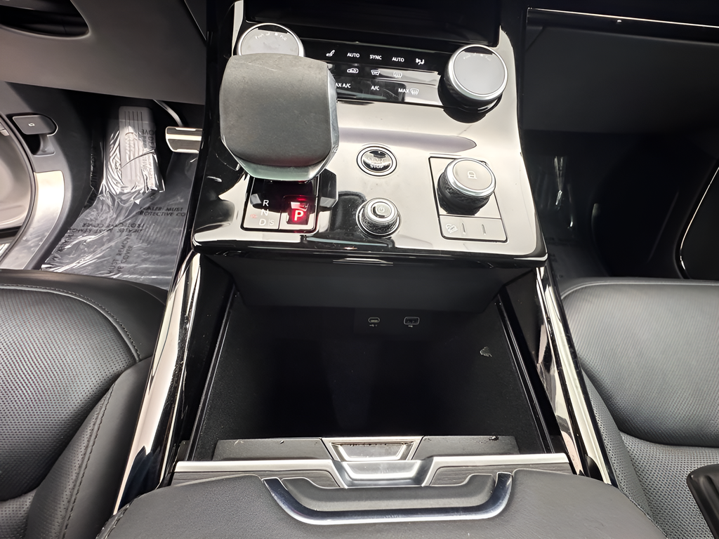 Used 2023  Land Rover SE Dynamic image 15