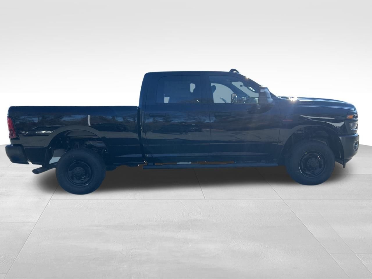 New 2026 Diamond Black Crystal Pearl-Coat Exterior Paint RAM Tradesman image 8