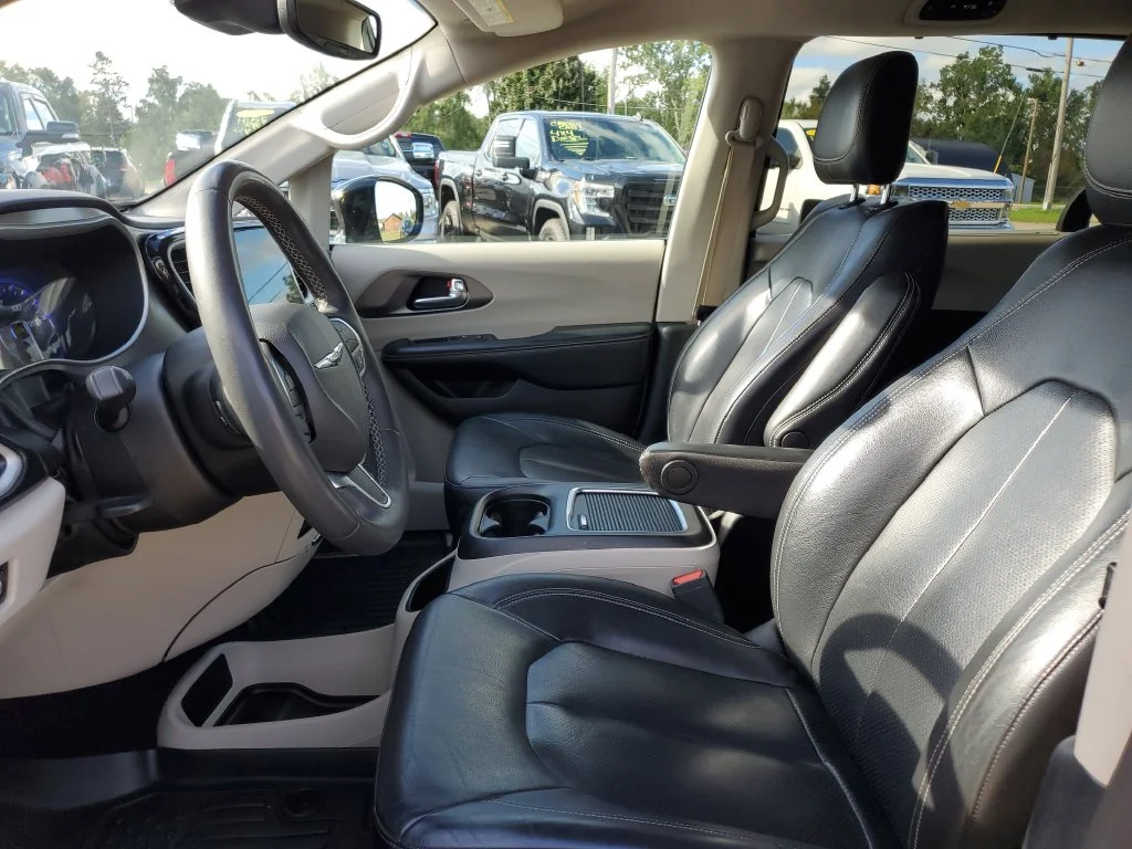 Used 2022 Black Chrysler Touring L image 6