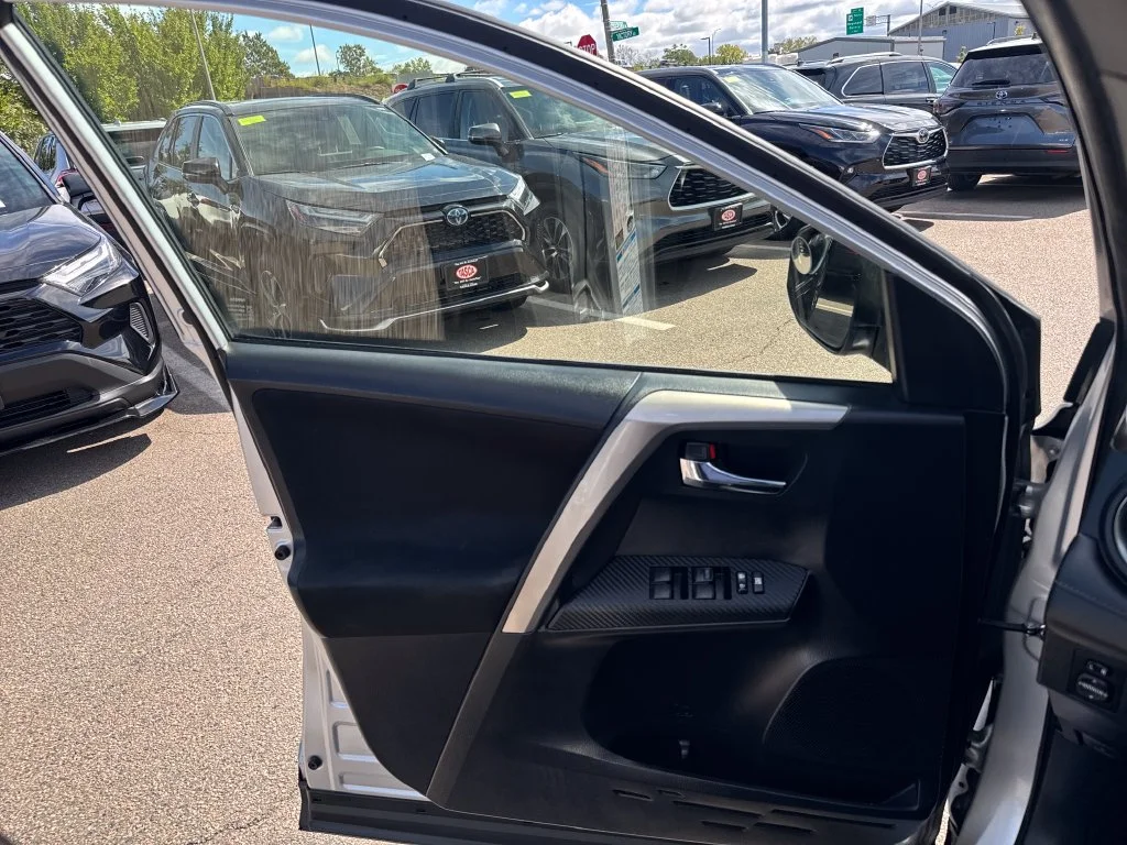 Used 2015 Silver Toyota XLE image 31