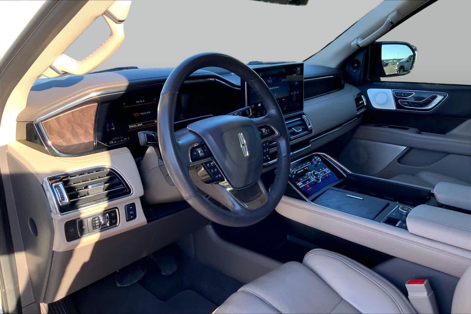 Used 2024 Pristine White Lincoln Reserve image 18