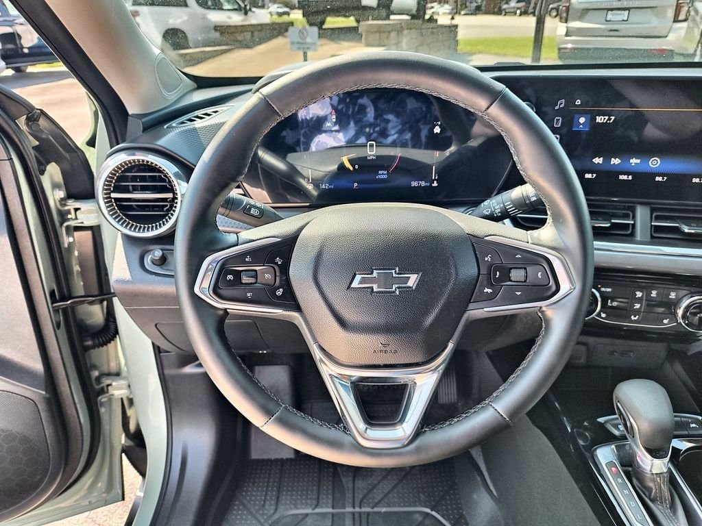 Used 2025 Green Chevrolet ACTIV image 14