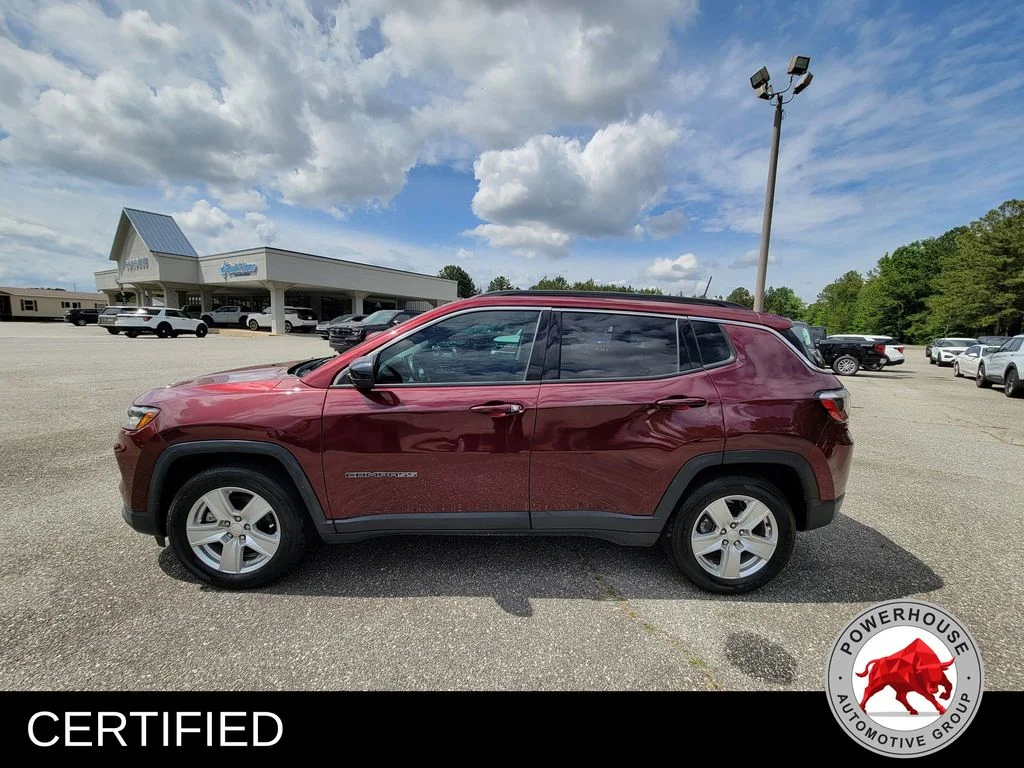 Used 2022 Red Jeep Latitude image 3