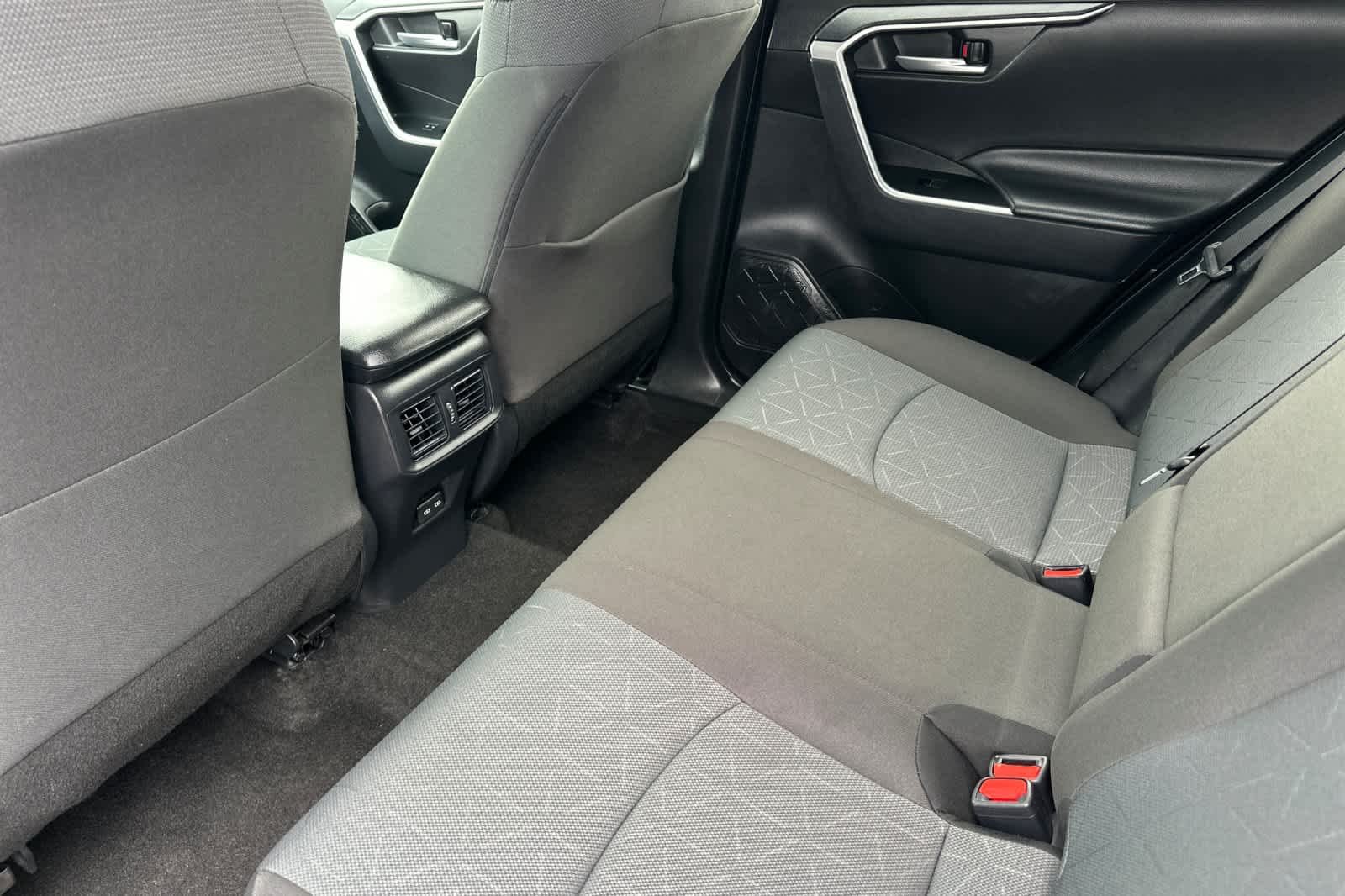 2025 Toyota RAV4 XLE - Photo 12