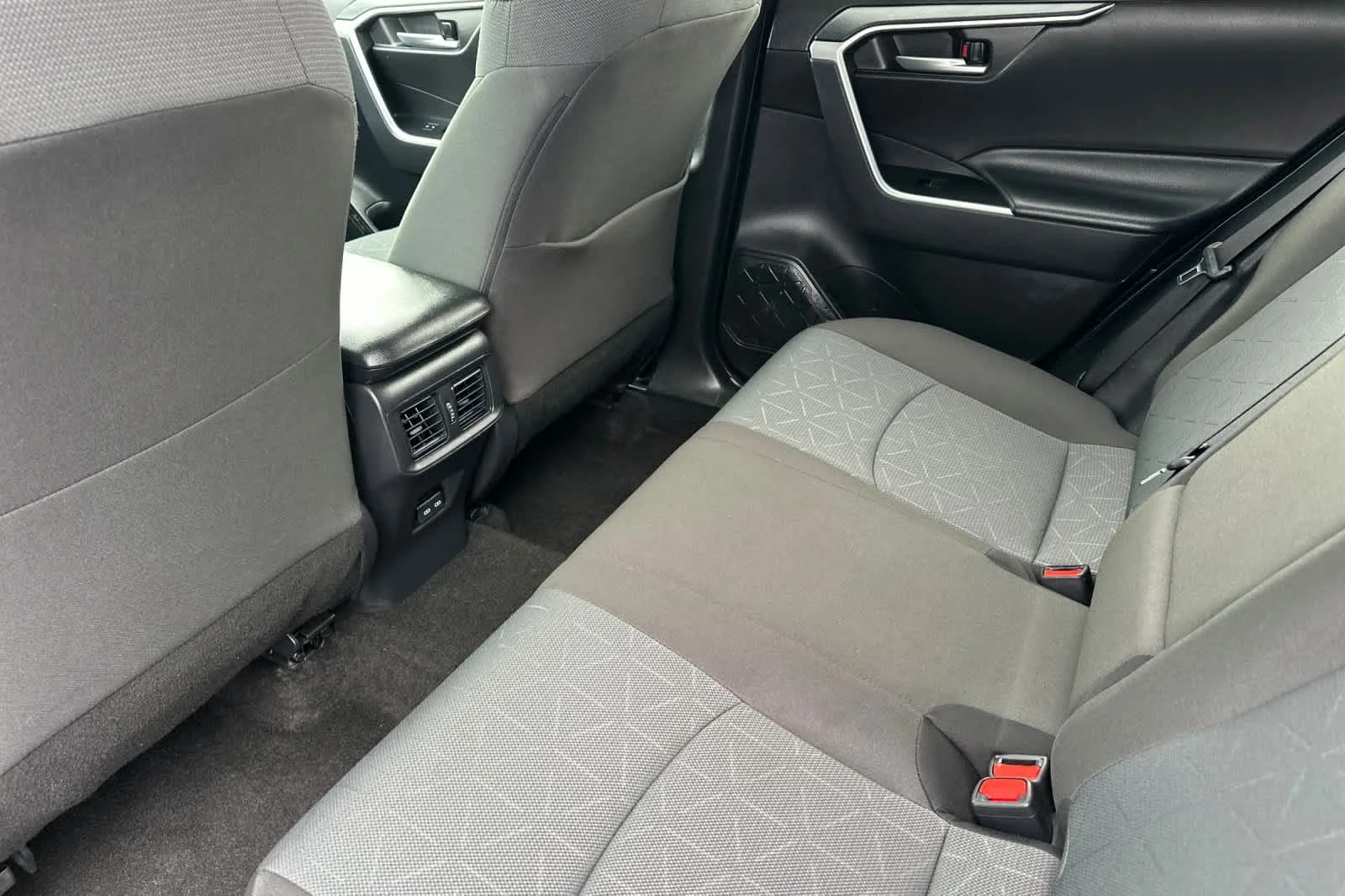 2025 Toyota RAV4 XLE - Photo 12
