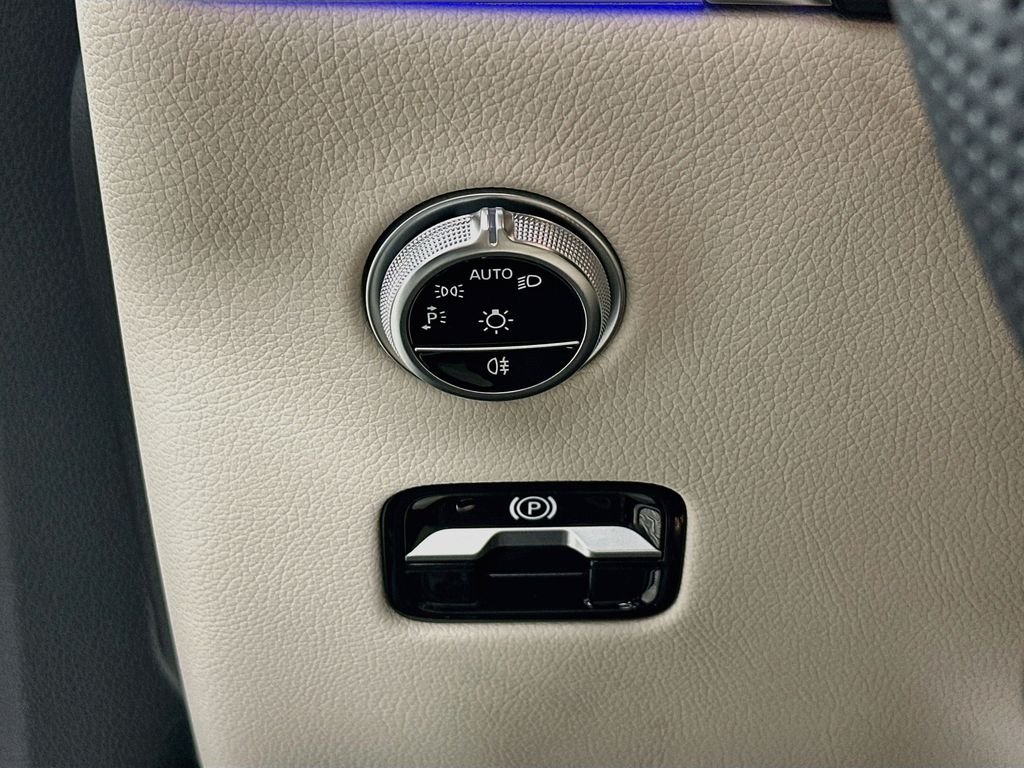 New 2027 MANUFAKTUR Moonlight White Metallic Mercedes-Benz GLC 350e image 10