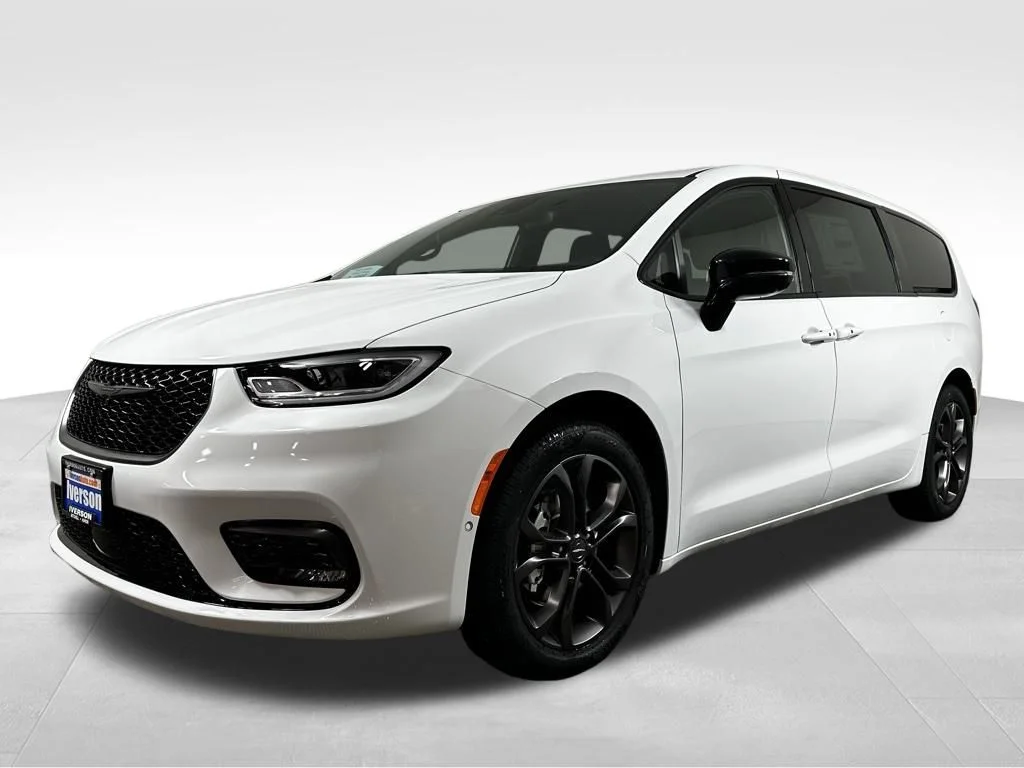 New 2026 Bright White Clear-Coat Exterior Paint Chrysler Select image 3