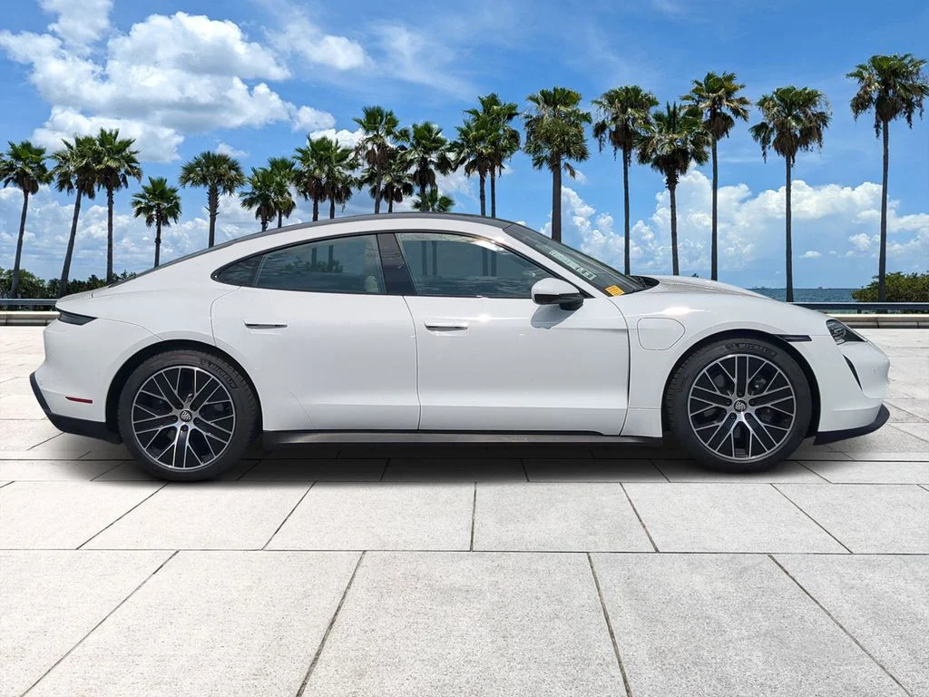 Used 2024  Porsche Base image 3