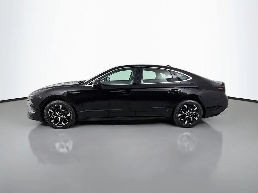 Used 2024 Black Hyundai SEL image 9