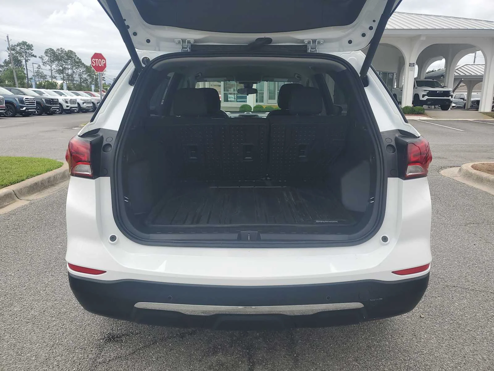 Used 2024 Summit White Chevrolet LT image 5