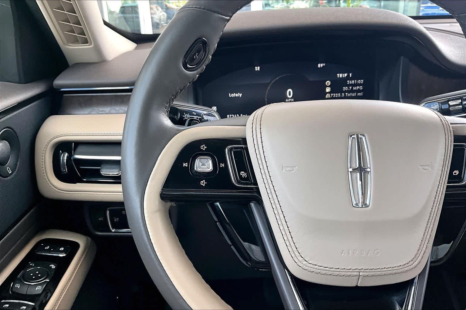 Used 2023 Pristine White Metallic Tri-Coat Lincoln Reserve image 21