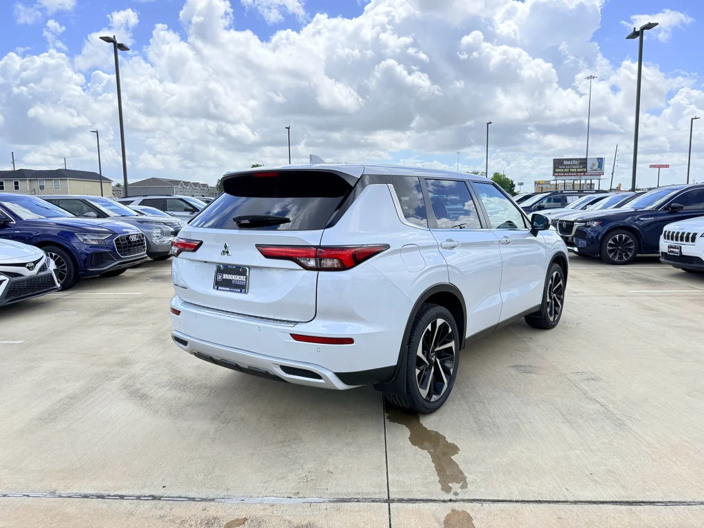 Used 2023  Mitsubishi SE Special Edition image 6