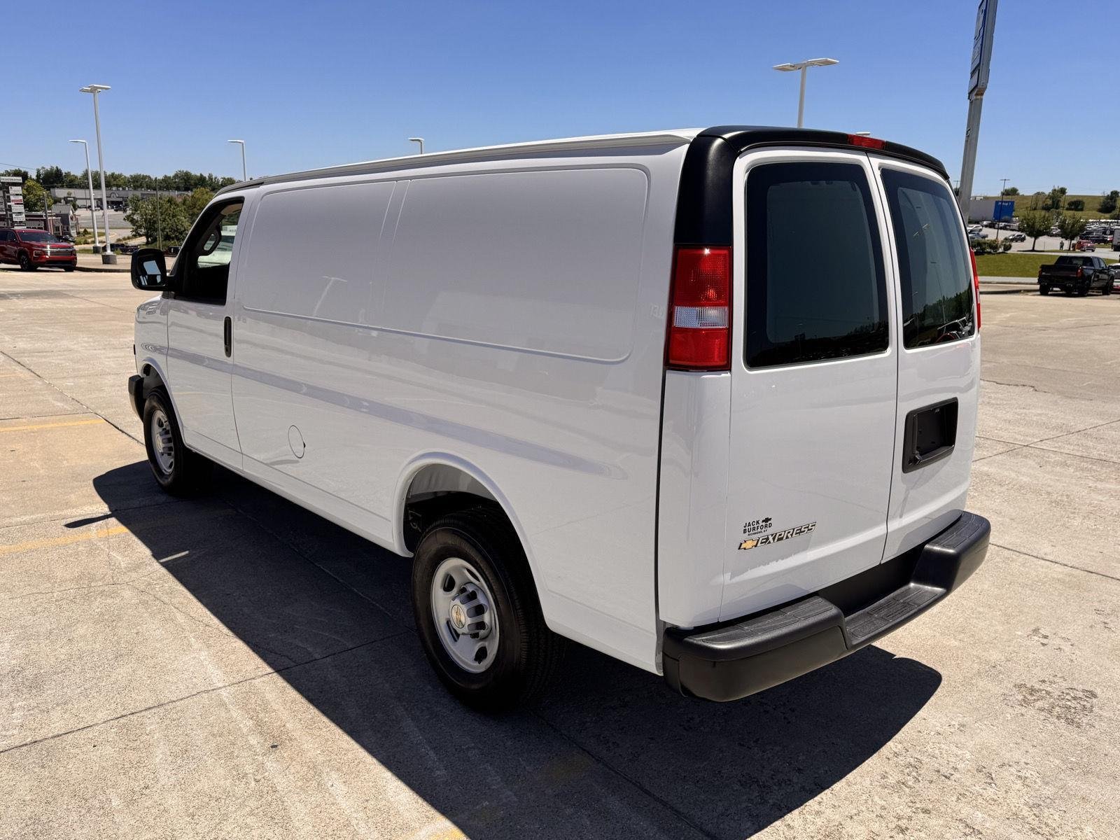 New 2026 Summit White Chevrolet WT image 41