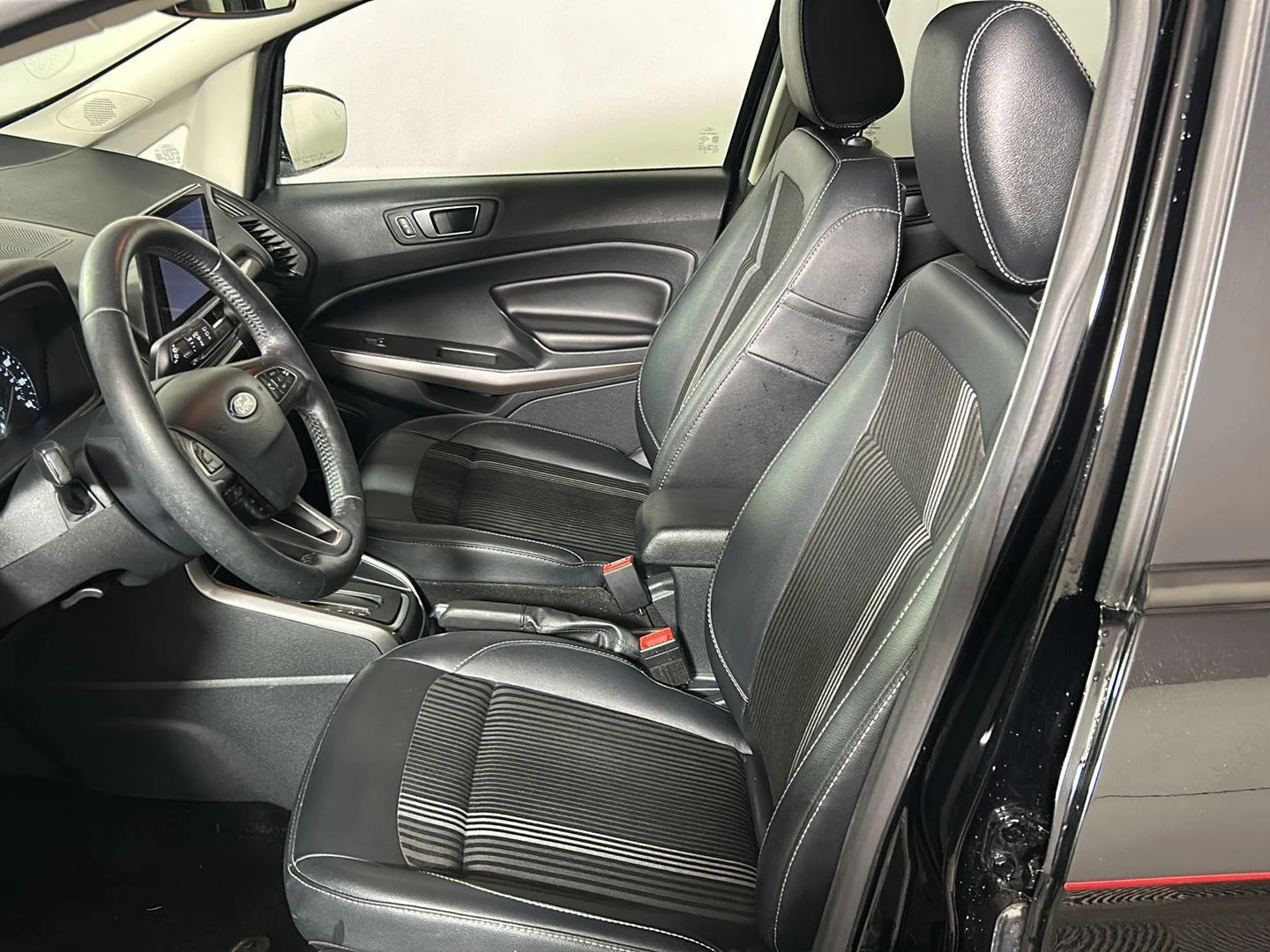 Used 2019 Shadow Black Ford SES image 23