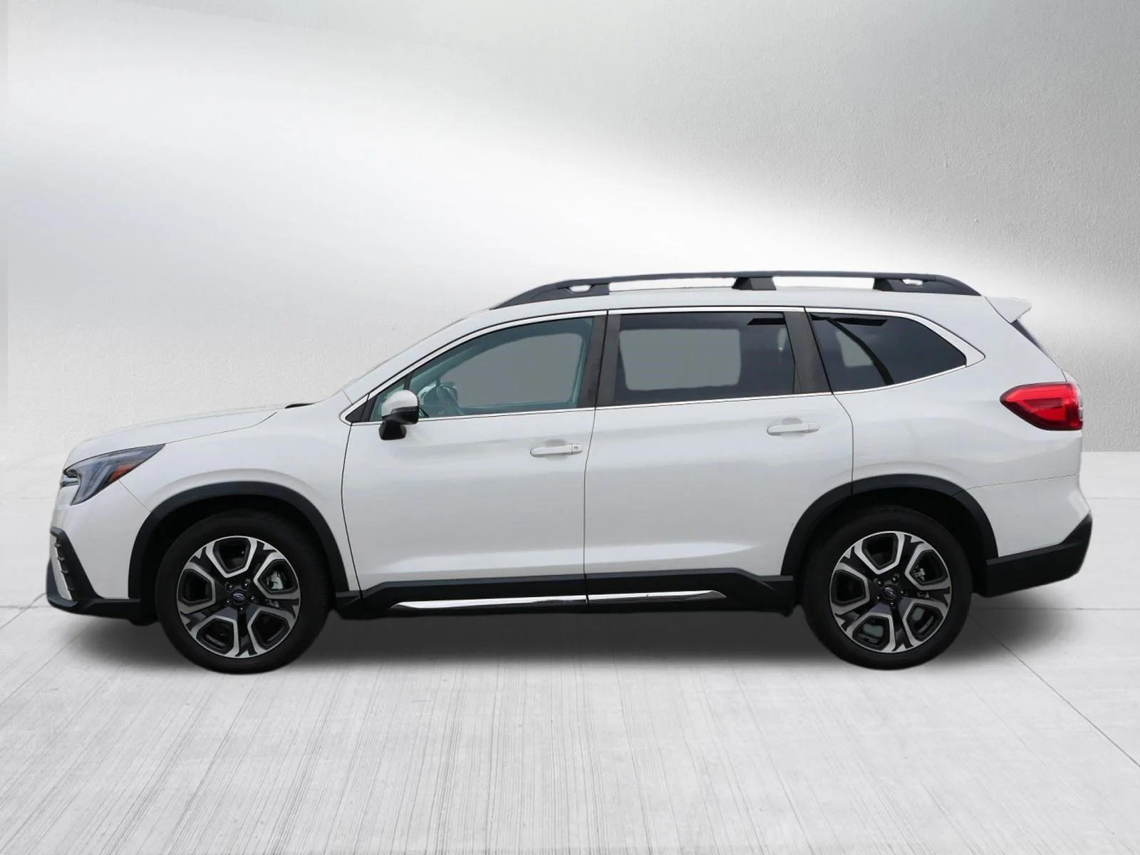 Used 2023 Crystal White Pearl Subaru Limited image 4