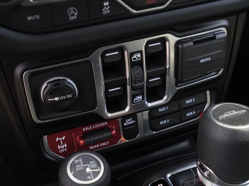 New 2026 Bright White Clear-Coat Exterior Paint Jeep Mojave image 15