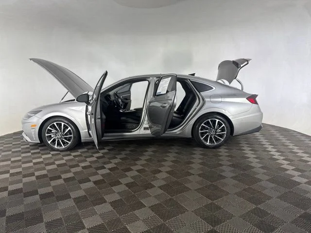 Used 2022 Silver Hyundai Limited image 11